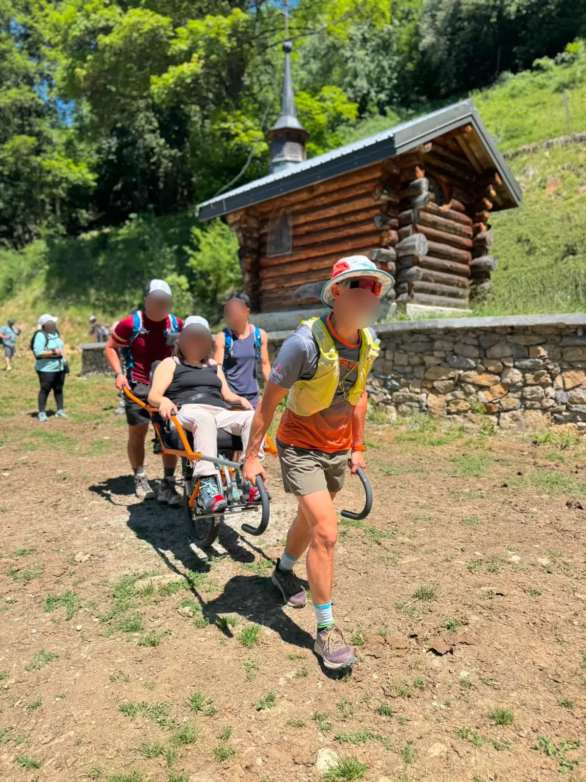 Randonnée en joëlette devant un chalet d’alpage