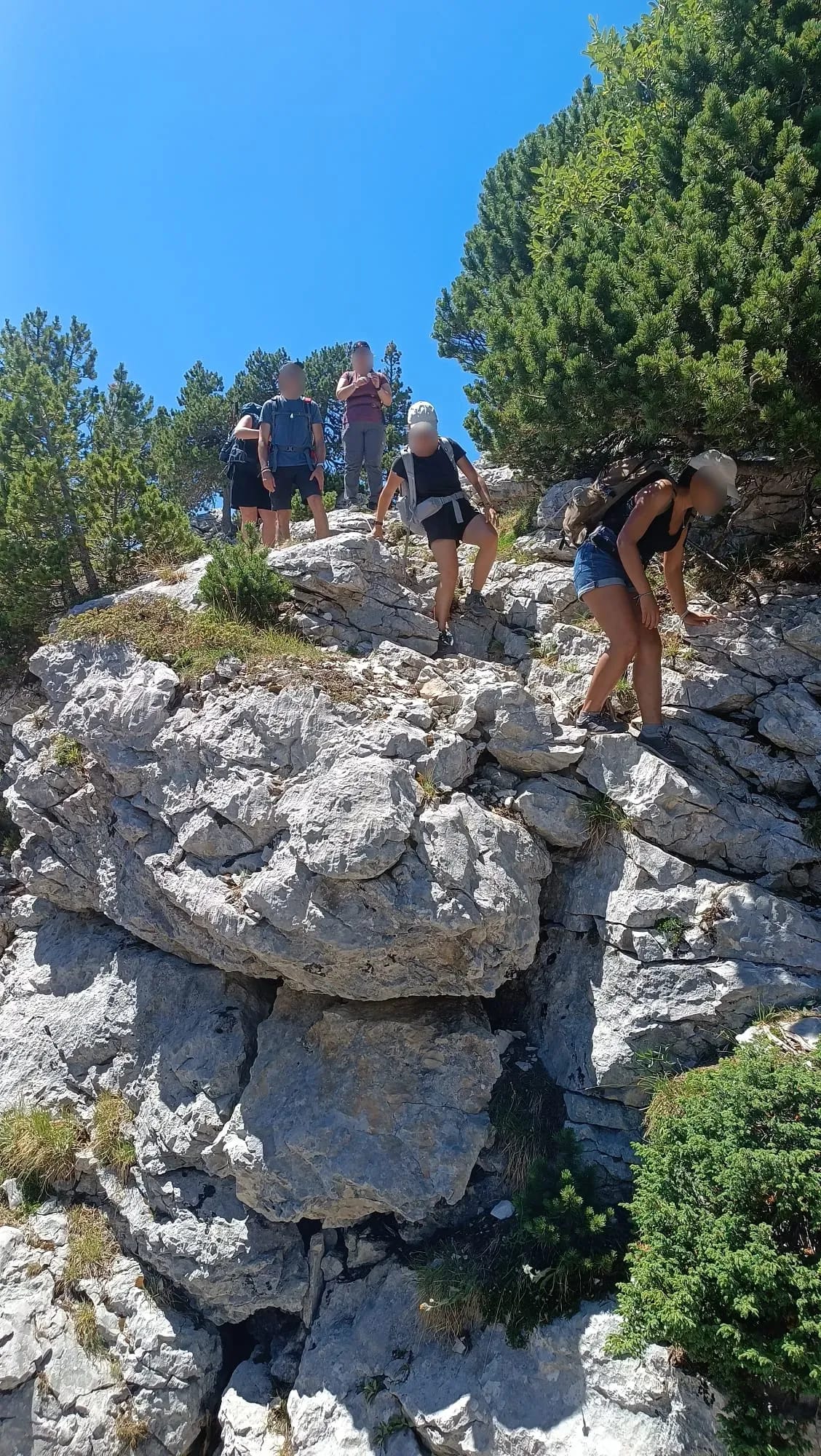 Randonneurs progressant sur le lapiaz calcaire