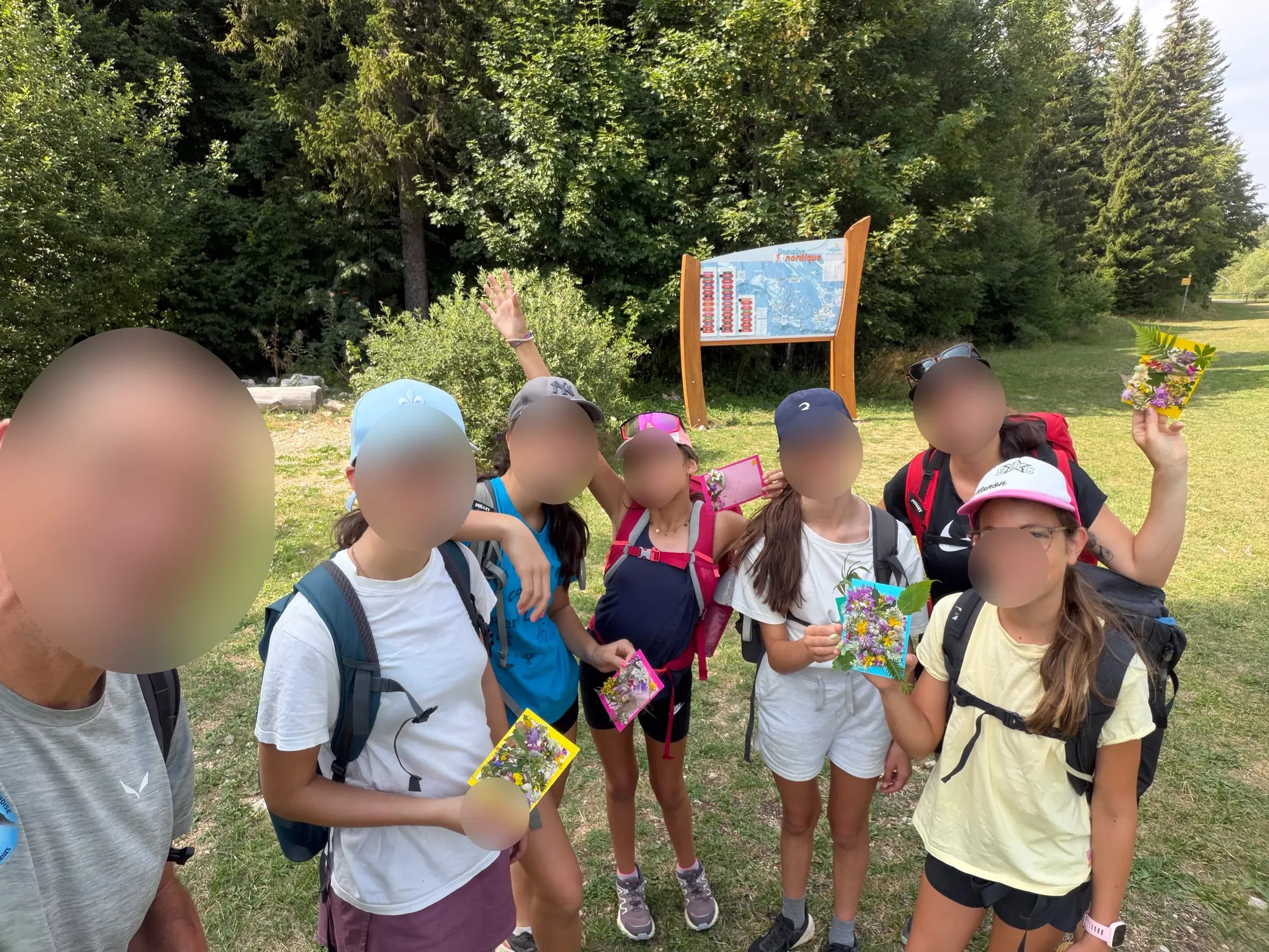 Groupe d’enfants au départ du sentier