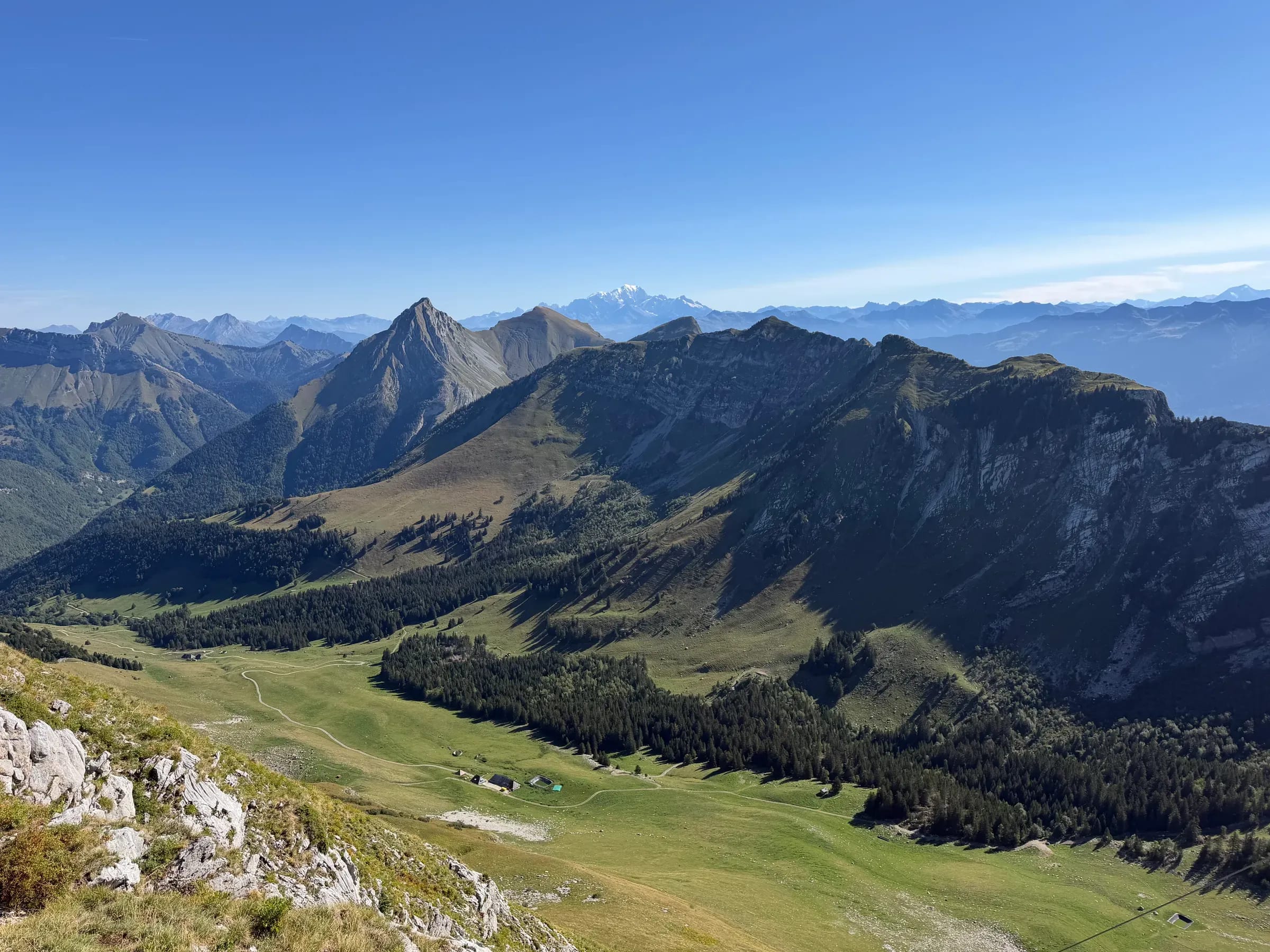Vallon verdoyant entre les montagnes