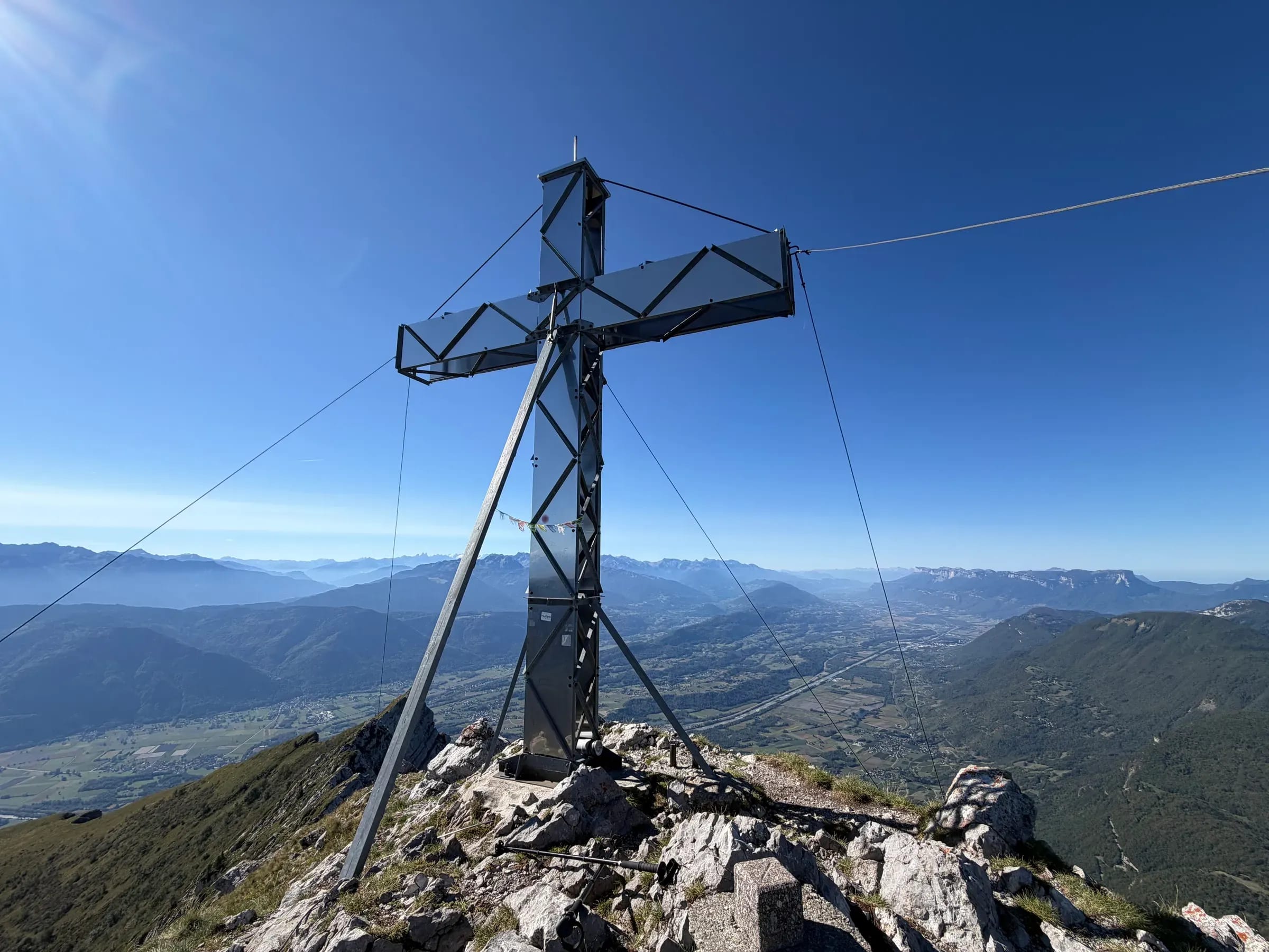Croix au sommet sous un ciel bleu
