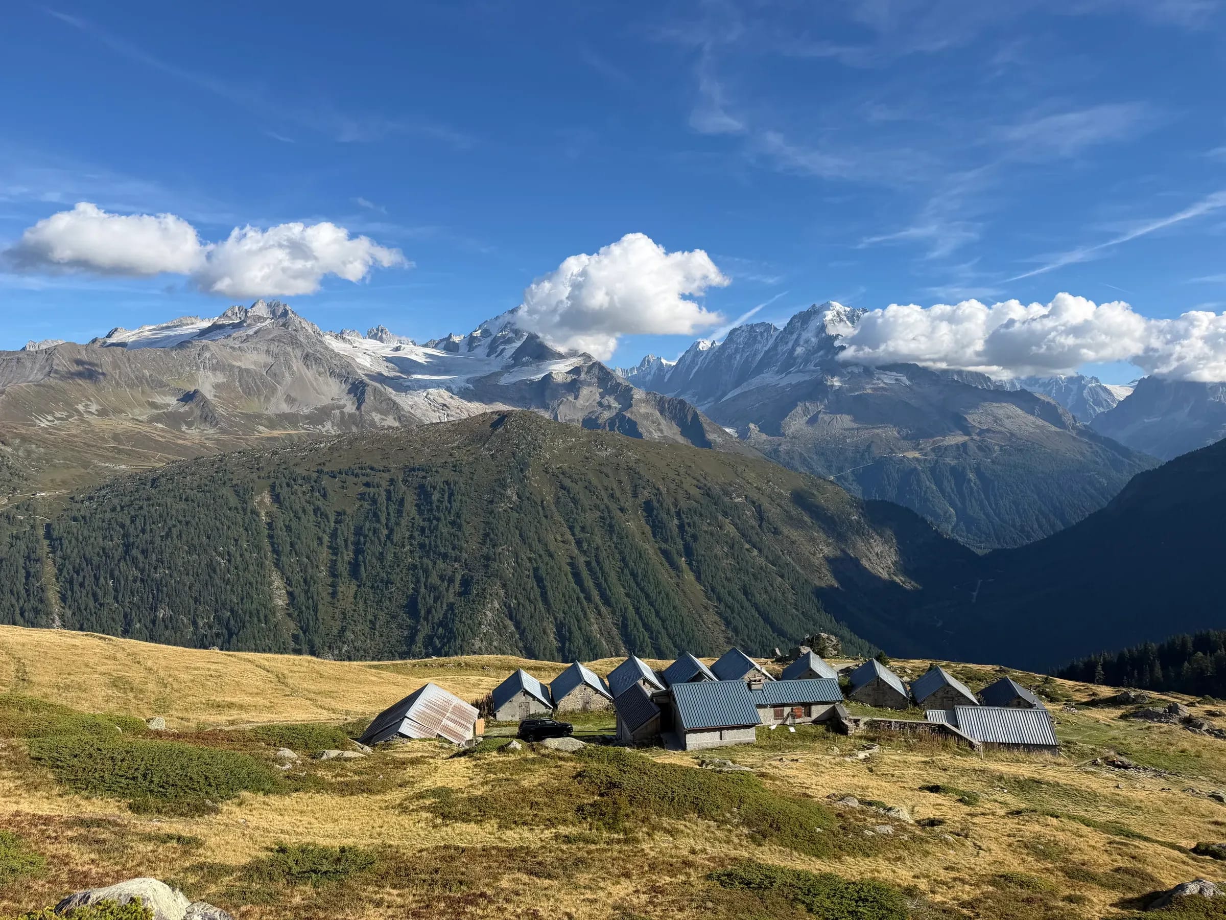 Chalets d’alpage au pied des sommets des Aravis
