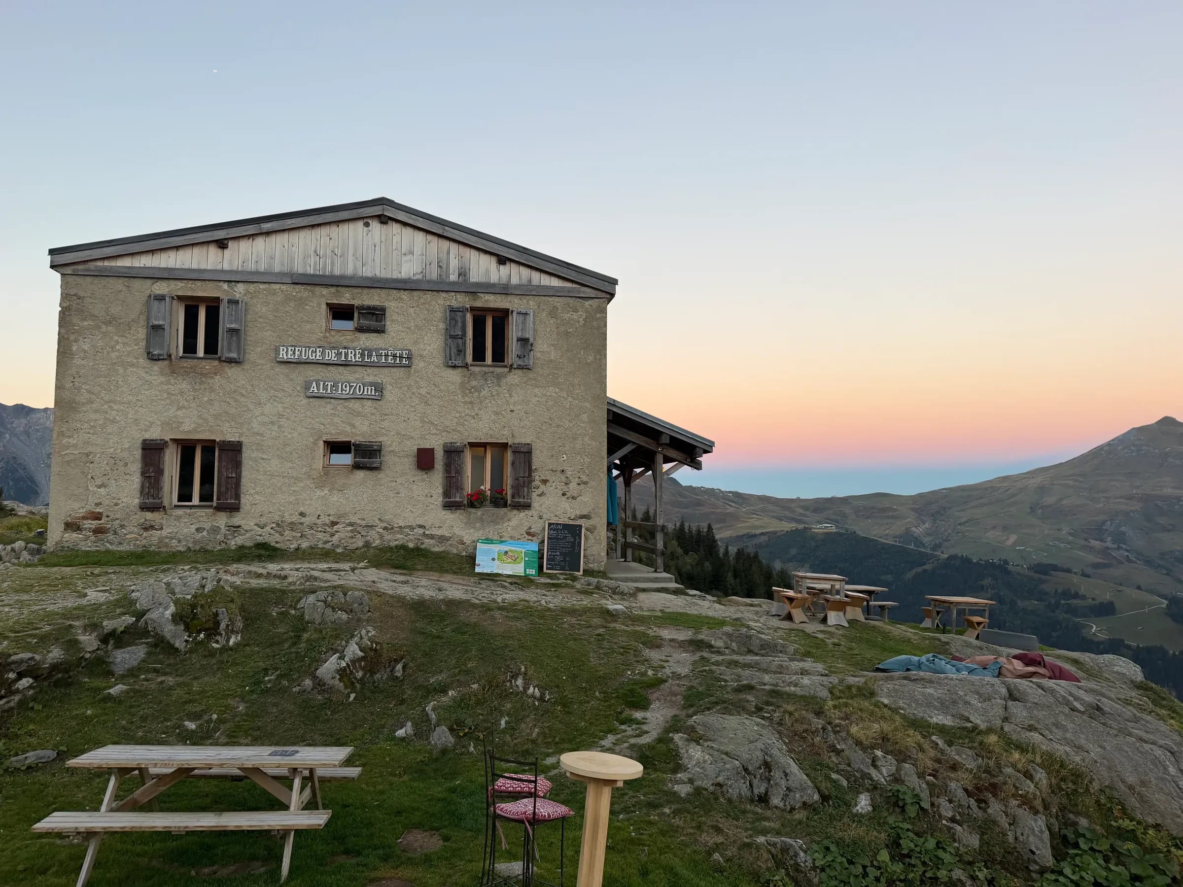 Refuge d’altitude à l’aube