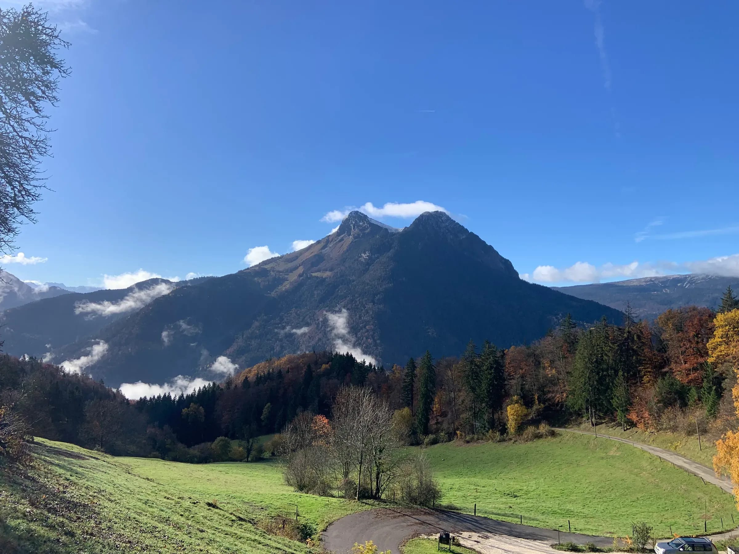 Sommet calcaire au-dessus d’une mer de nuages