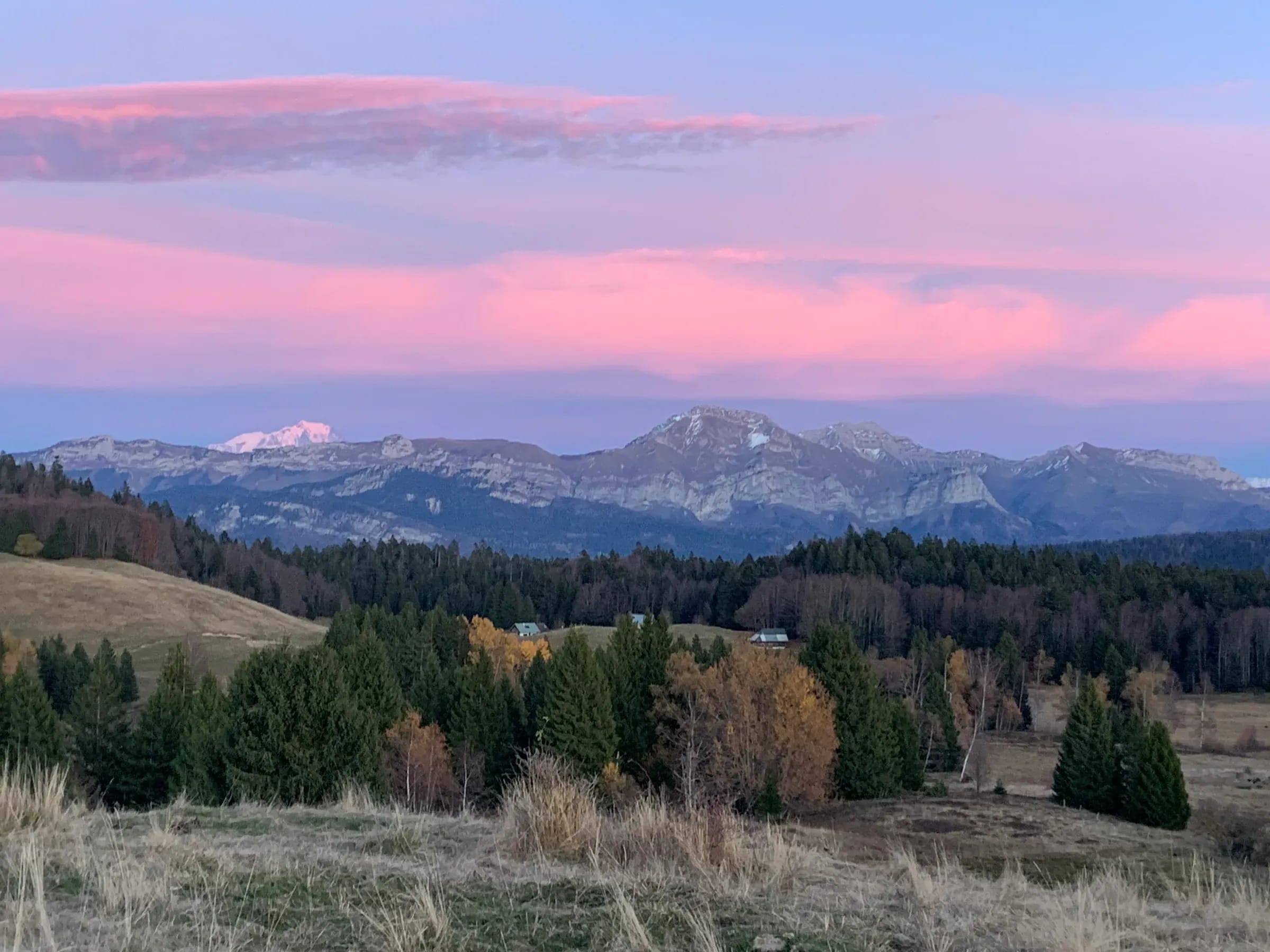 Aube rose sur les sommets des Préalpes